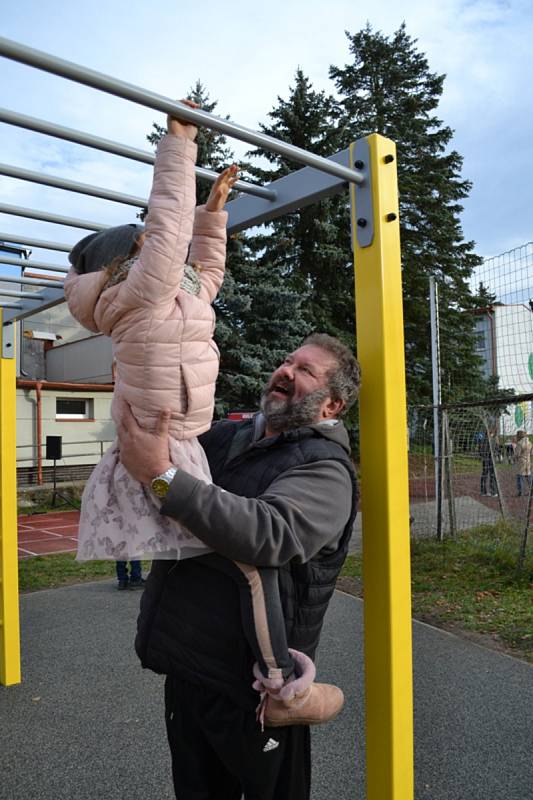 Ze slavnostního otevření parkourového a workoutového hřiště.