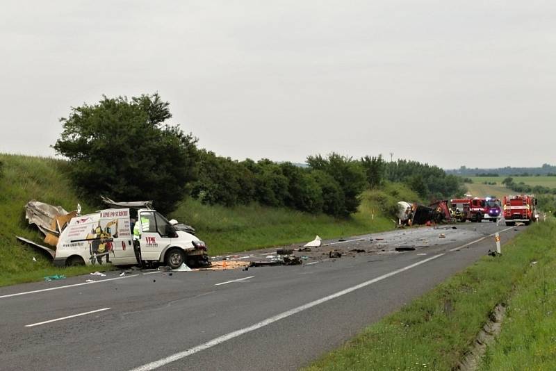 Tragická nehoda uzavřela silnici u Slaného na celé dopoledne.