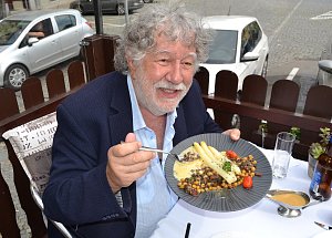 Režisér Zdeněk Troška má rád obyčejná lidová jídla. 