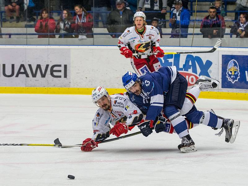 Kladno (v modrém) porazilo doma třetí Prostějov a udrželo se v čele tabulky WSM ligy. V pádu Zikmund