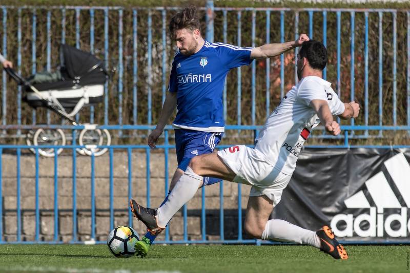 SK Slaný (v modrém) přehrál doma Poděbrady jasně 3:0.