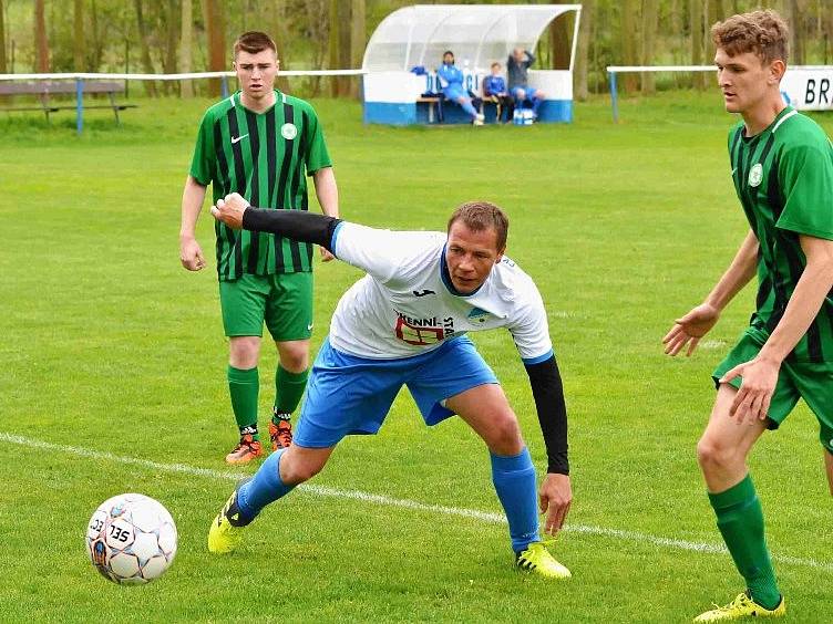 Brandýsek (v bílém) nedal šanci Kročehlavům a vyhrál 3:0.