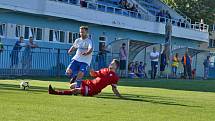 Slaný (v bílém) přehrálo 1:0 Libušín a poslalo ho o soutěž níž.