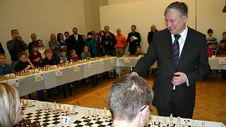 Šachový velmistr Anatolij Karpov hrál v Lidicích - Kladenský deník