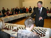 Šachový velmistr Anatolij Karpov při lidické simultánce.