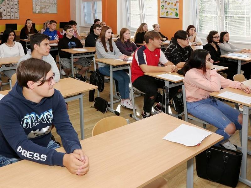 Kladenská střední škola byla sloučena se zrušenou zemědělkou ve Středoklukách. Ředitel Paták přivítal 1. září 2021 i tamní studenty.