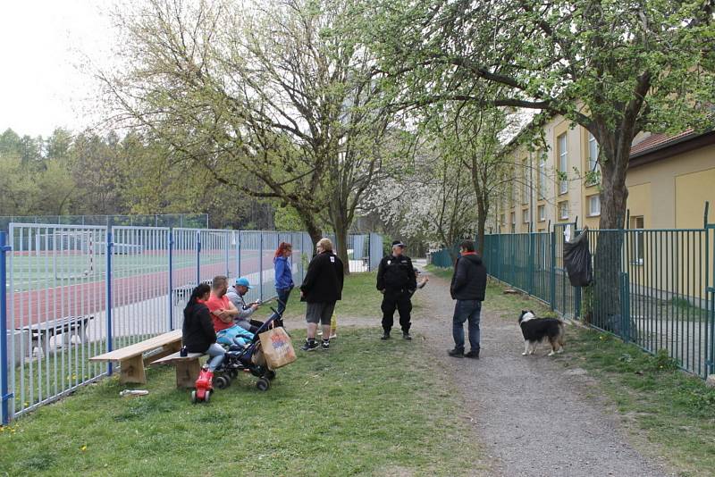 Lidé z vyhořelé ubytovny na ulici nepůjdou. Vedení města hledá řešení.