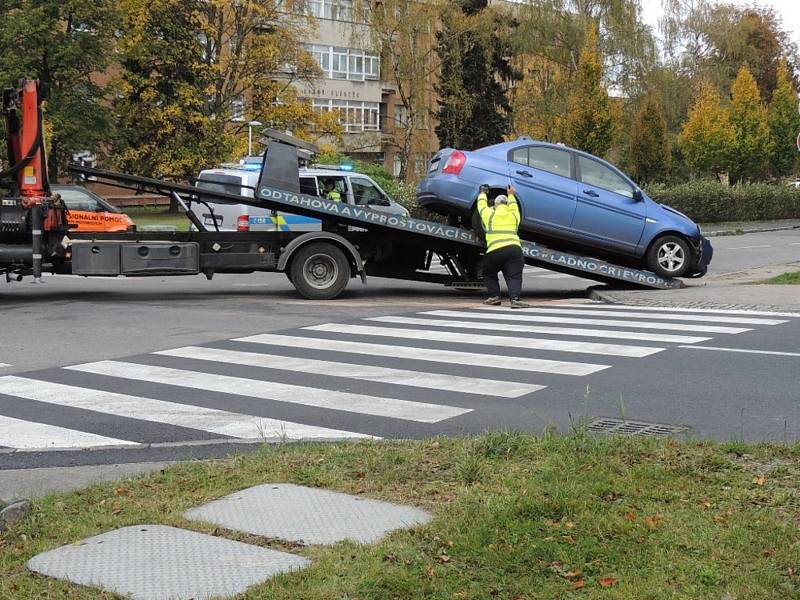 Nehoda dvou aut v Kladně na křižovatce ul. Fr. Foustky a 5. května.