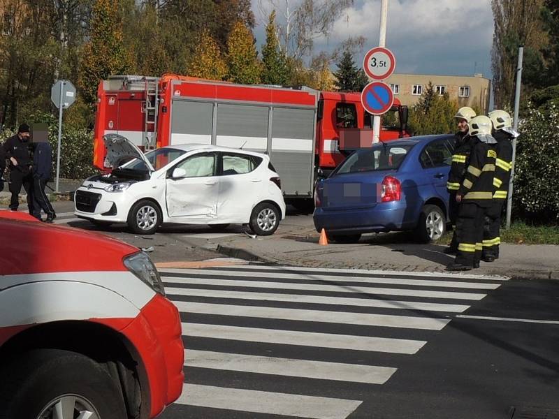 Nehoda dvou aut v Kladně na křižovatce ul. Fr. Foustky a 5. května.