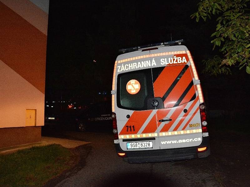 Záchranáři, hasiči i policisté zasahovali ve Slaném večer v Tomanově ulici