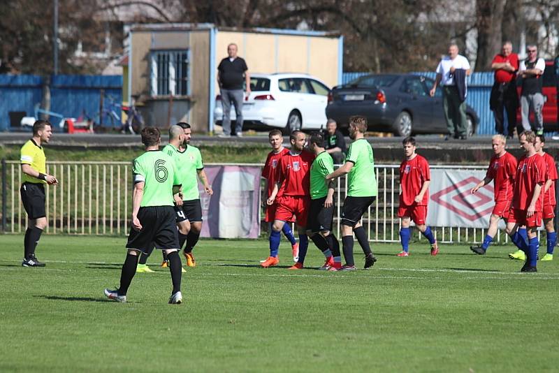 Vedoucí béčko SK Rakovník (v červeném) přejelo Vraný 8:3.