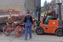 Historickou techniku hasičů nechala obec Otvovice přestěhovat z areálu skláren. Do budoucna by ji ráda vystavila, nemá ale zatím kde.