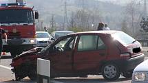 Při dopravní nehodě na silnici R6 nedaleko obce Doksy na Kladensku se zranilo šest osob.