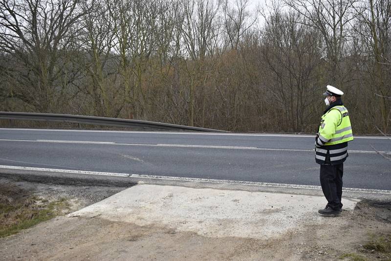 Policisté obestavěli hranice Kladenska, lidé nařízení vesměs dodržují.