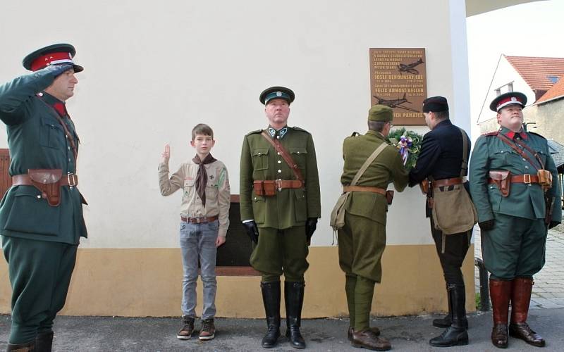 Den válečných veteránů si připoměli také ve Slaném na městském tržišti u pamětní desky.