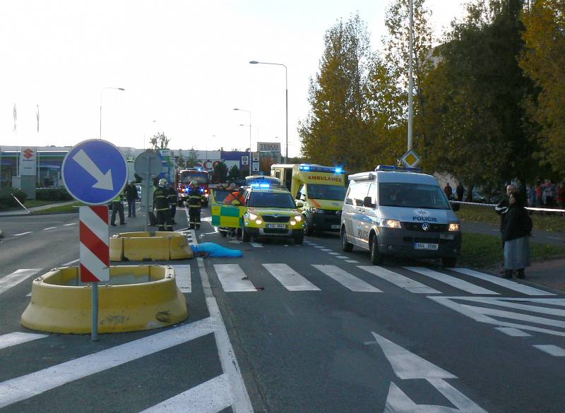 Motorkář usmrtil v Americké ulici v Kladně chodkyni. Na místě zasahovali hasiči, policisté i záchranáři. 