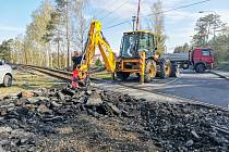 Práce v Doberské ulici v Kladně u železničního přejezdu.