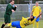 Situace přecházející potyčce, jenž vyvrcholila dvěmi ČK //  Slovan Kladno - Novo  Kladno 3:1 ,  OP 2010/11,24.10.2010 