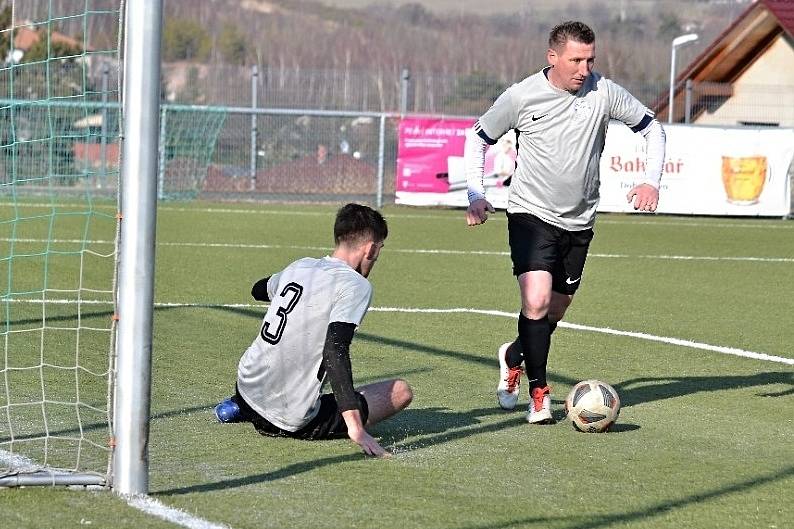 Poslední příprava na sezonu v B třídě: Kladno B (v šedém) - Braškov 1:2.