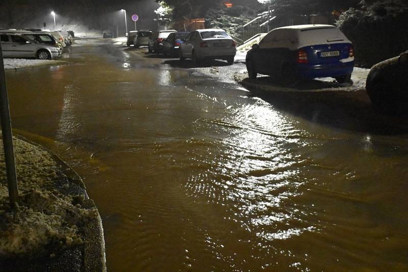 Havárie vodovodního potrubí ve Slaném v sídlišti Na Dolíkách ve středu odpoledne.