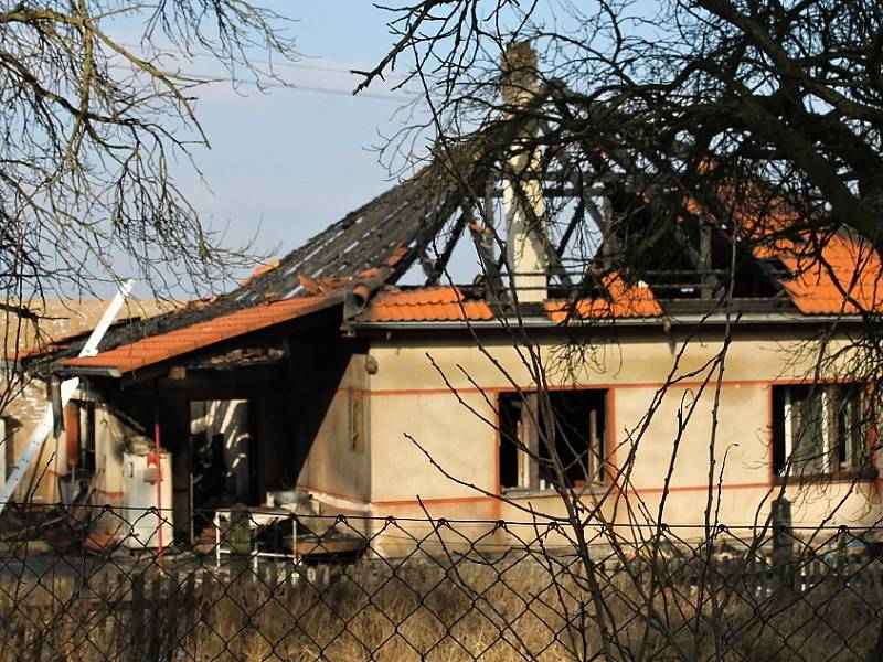 Den poté. Pátek odpoledne po požáru rodinného v Bratronicích