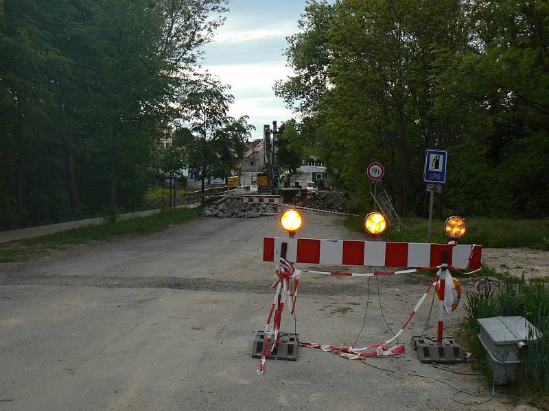 Rekonstrukce mostů v Kamenných Žehrovicích.