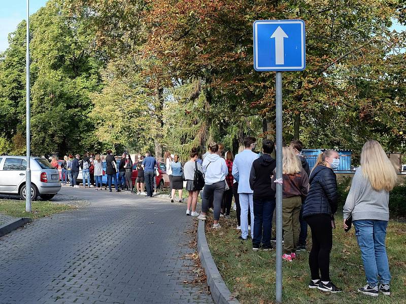 Fronty na covid testy v kladenské nemocnici.