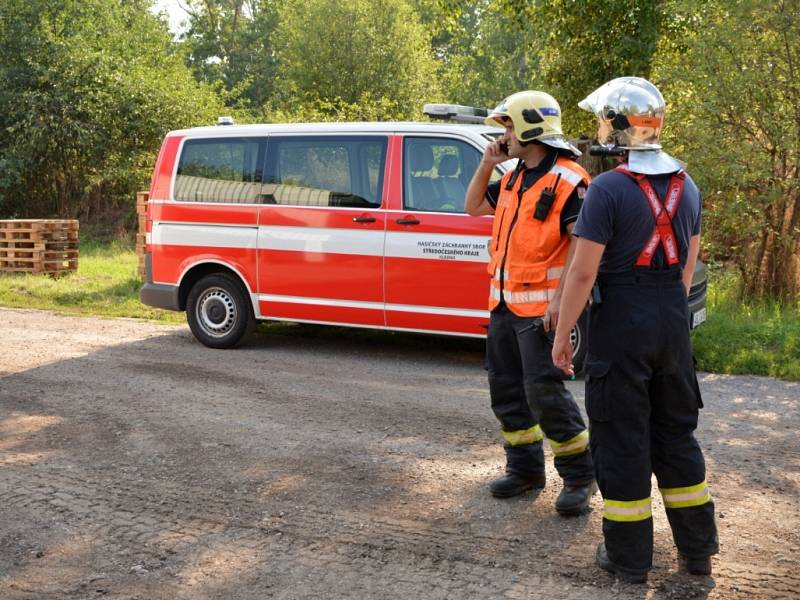 Se záchranou slepic pomáhali hasiči.