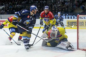 České Budějovice porazily Kladno (v modrém) na jeho ledě a snížily stav série na 1:3.