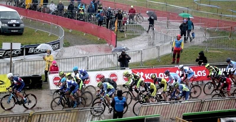 Cyklokrosaři si ve Slaném při Toi Toi Cupu užili pravých cyklokrosových podmínek .