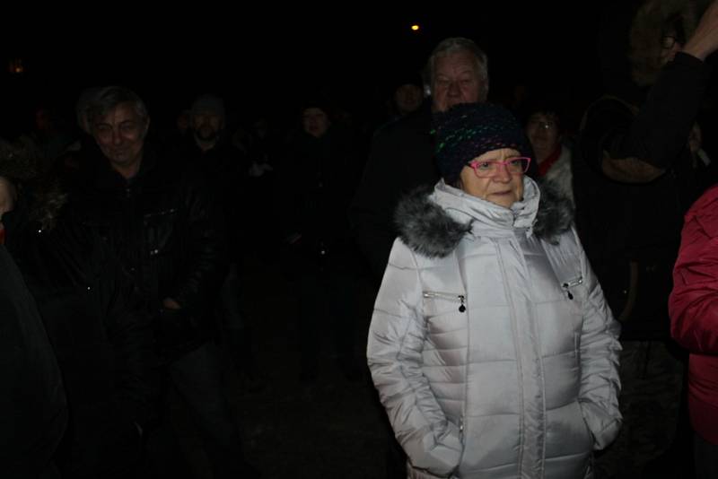 Akce Deníku - Česko zpívá koledy tradičně před Základní školou Velvary.