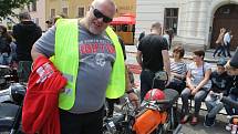 Slánský patriot Martin Doupovec objevil na náměstí u sběratele svoji první motorku, kterou mu kdysi za maturitu věnovala babička. Šťastné shledání po letech.