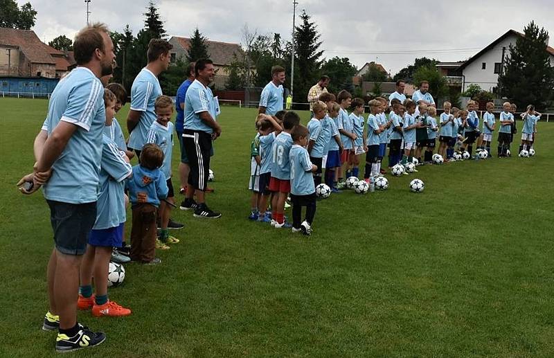 Antonín Panenka, Karol Dobiáš, někdejší ministr školství Josef Dobeš, ředitel velvarské základky Petr Došek, ale i herec Ondřej Trojan se svým synem a mnoho dalších milovníků fotbalu se sešlo ve Velvarech na kempu Bohemky.