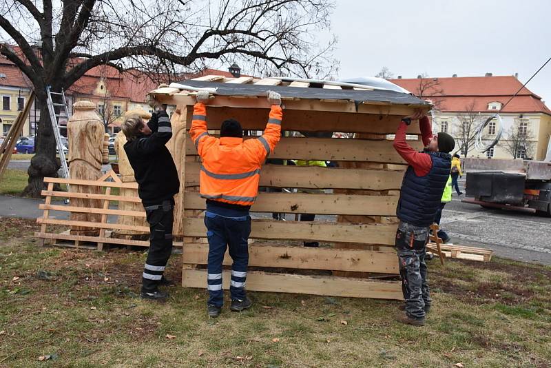 Z instalace dřevěného betlému na Masarykově náměstí ve Slaném.