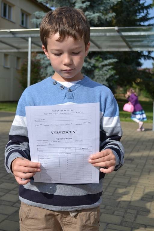 Rozdávání vysvědčení v Barevné škole v Tuchovicích. Pátek 26. června