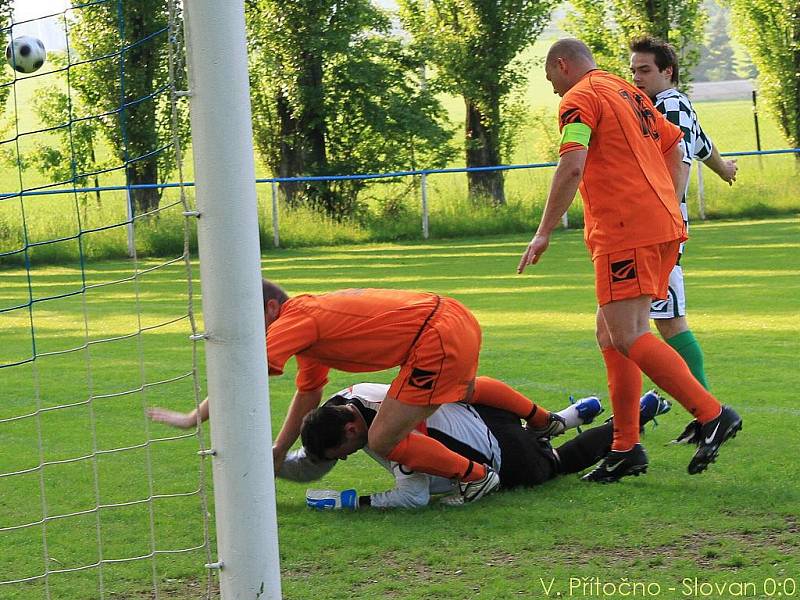 Macík odvážně zachraňuje...  / V. Přítočno - Slovan 0:0, OP - 29.5.2010