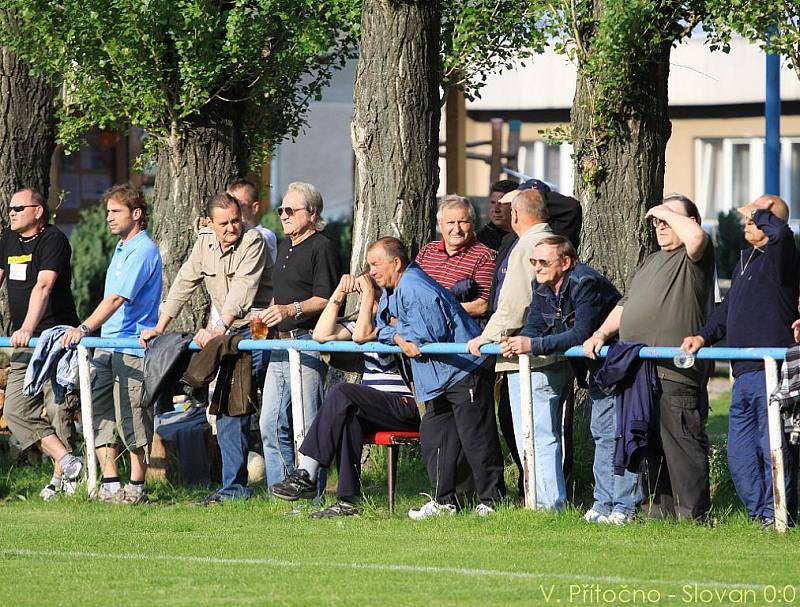 Domácí publikum příliš spokojeno nebylo. Dokonce došlo na rady hráčům ..., nepomohlo to ale. / V. Přítočno - Slovan 0:0, OP - 29.5.2010