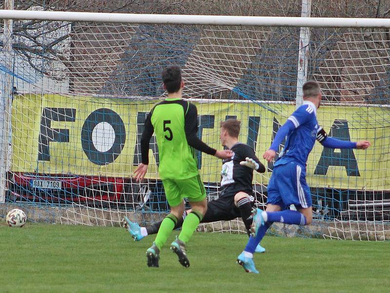 Fotbalisté Velvar (v modrém) v 19. kole ČFL B rozstříleli rezervu FK Mladá Boleslav 5:0.