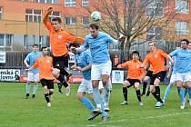 První jarní zápas I. A třídy: Slaný B (v oranžovém) ani Kralupy góly nedaly - 0:0.