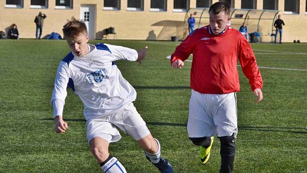 Weber Cup na Aritmě: dorost SK Kladno (v bílém) - Čechie Velká Dobrá.