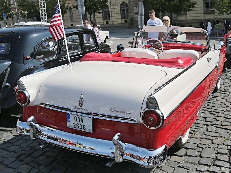 Výstava veteránů na náměstí Starosty Pavla v Kladně, před startem sobotní etapy // 2. ročník Veteran rallye Kladno