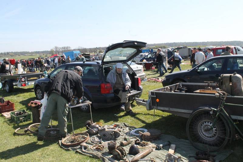 Motoburza a burza starožitností na letišti ve Velké Dobré