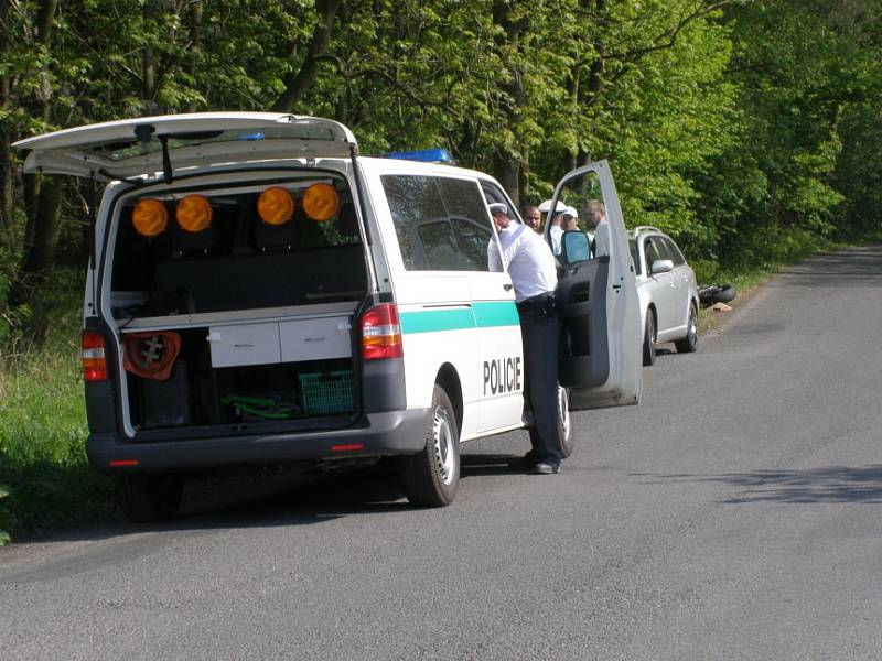 Na silnici mezi Kamennými Žehrovicemi a Žilinou zahynul motorkář.