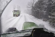 Sněžení na silnici. Ilustrační foto.