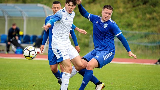 Fotbalová příprava: Kladno (v bílém) nečekaně vyhrálo na hřišti SK Slaný vysoko 7:1. Mladíci Šnobl a Danda