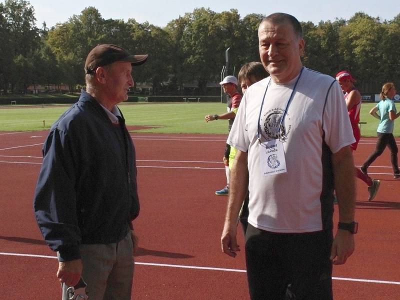 18. ročník Kladenského maratonu. Na startu Vlastimil Zwiefehofer a šéf MK Kladno František Tůma.