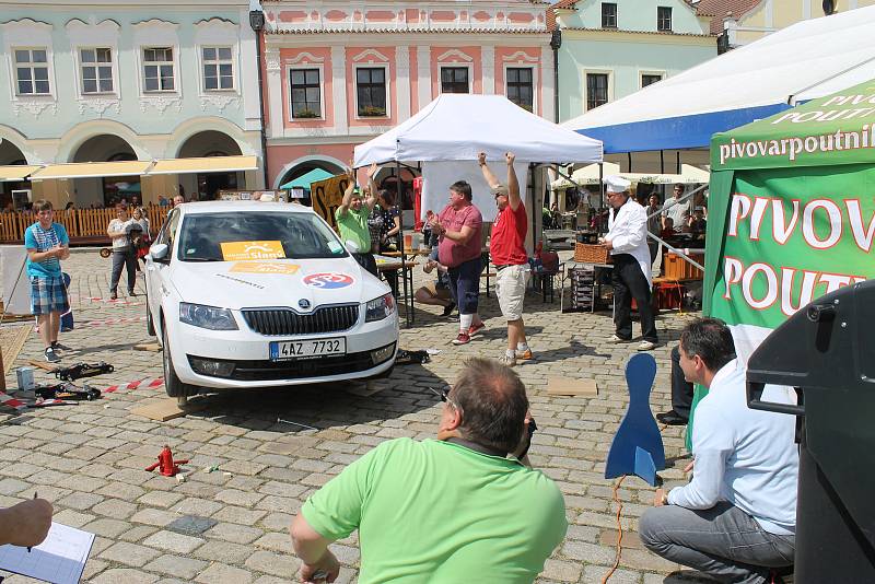 Prvním údajem zapsaným do knihy bylo 229 posolených krajíců chleba z obří slánky. O druhý zápis se postaralo Slaný, když postavilo starostovu škodovku na čtyři hliněné slánky.