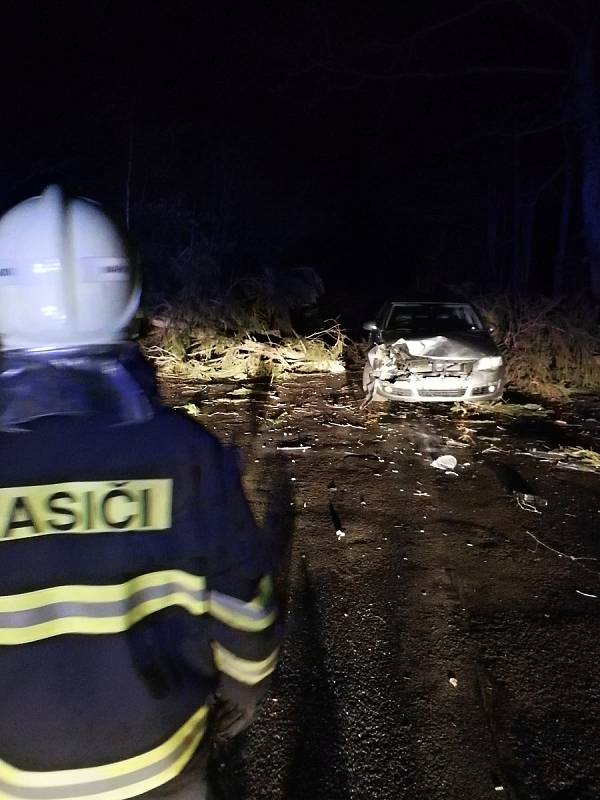 Vichr lámal stromy i značky, poničena byla auta a domácnosti zůstaly bez proudu.