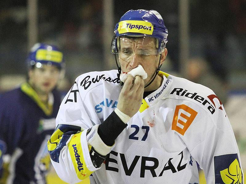  Zraněný Peter Húževka  // HC Rytíři Kladno - Vítkovice 3:4 sn, O2  ELH 2011/12, hráno 29.1.2012