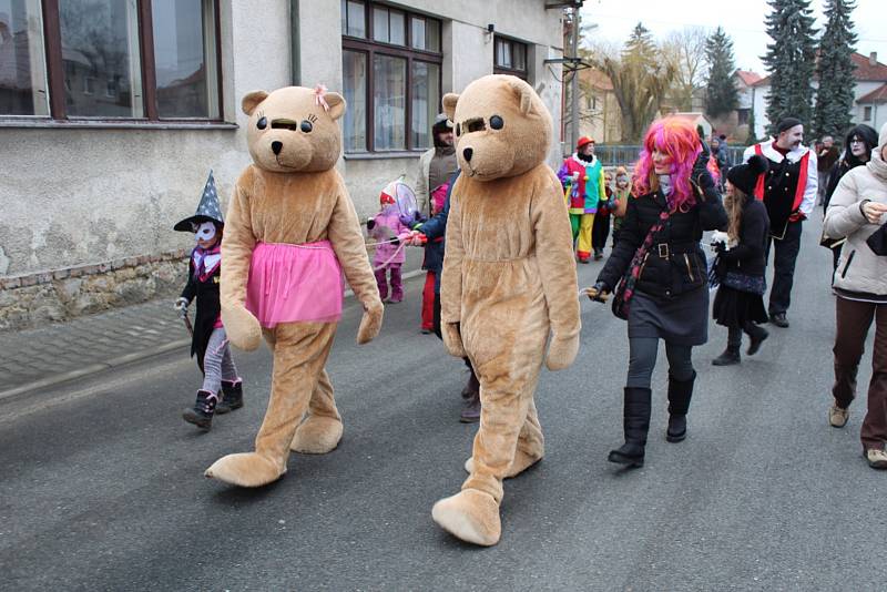 Do ulic se vydala široká škála maškar, nechyběli například tradiční medvědi.